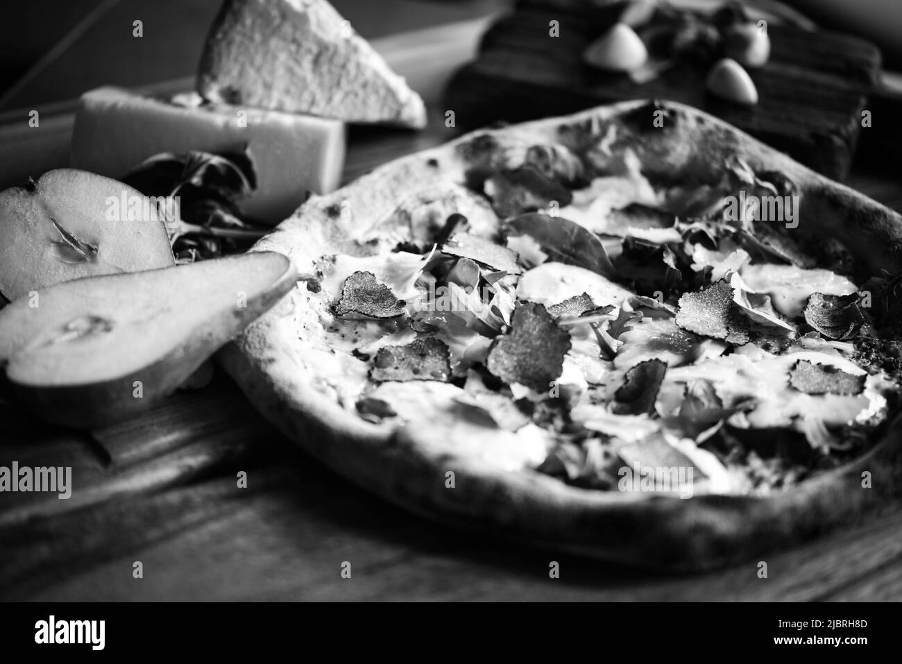 Deliziosa pizza italiana con ingredienti freschi Foto Stock