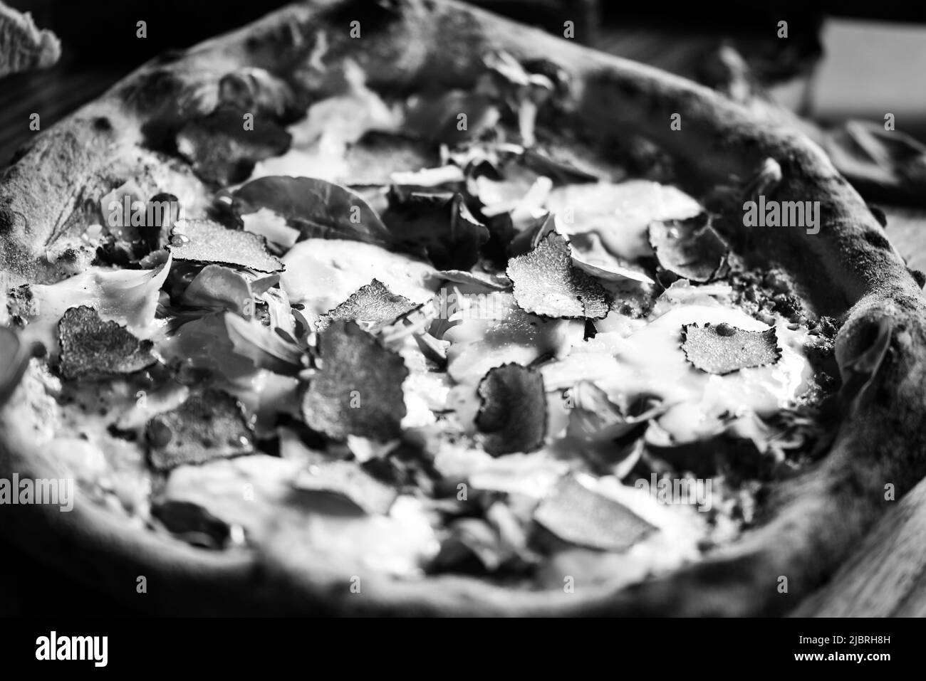 Deliziosa pizza italiana con ingredienti freschi Foto Stock