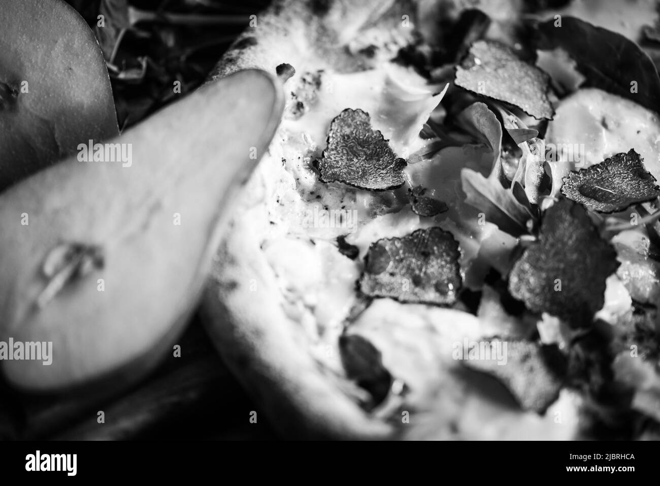 Deliziosa pizza italiana con ingredienti freschi Foto Stock