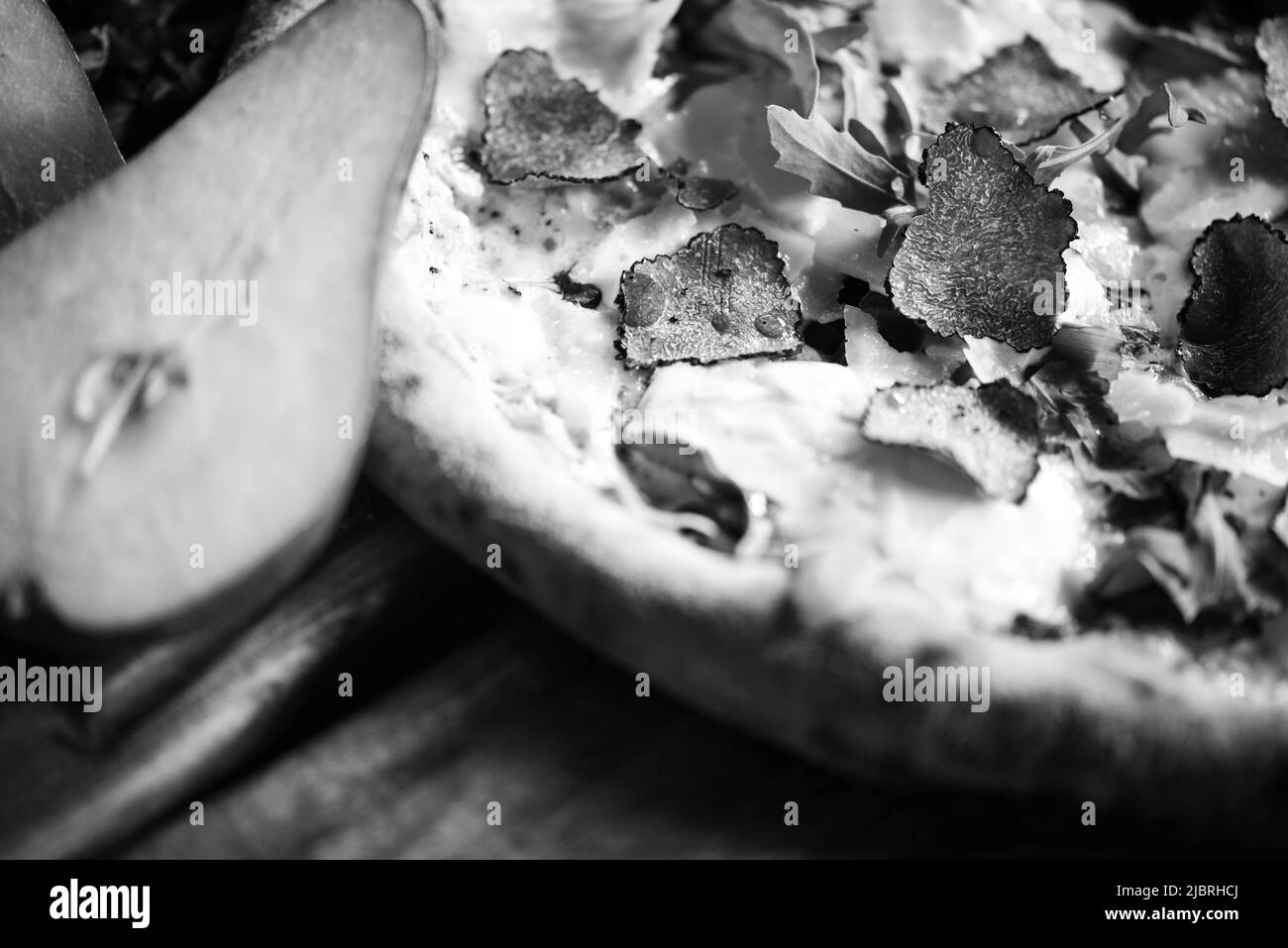 Deliziosa pizza italiana con ingredienti freschi Foto Stock