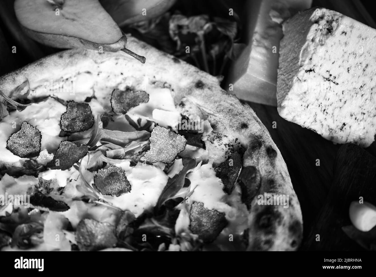 Deliziosa pizza italiana con ingredienti freschi Foto Stock