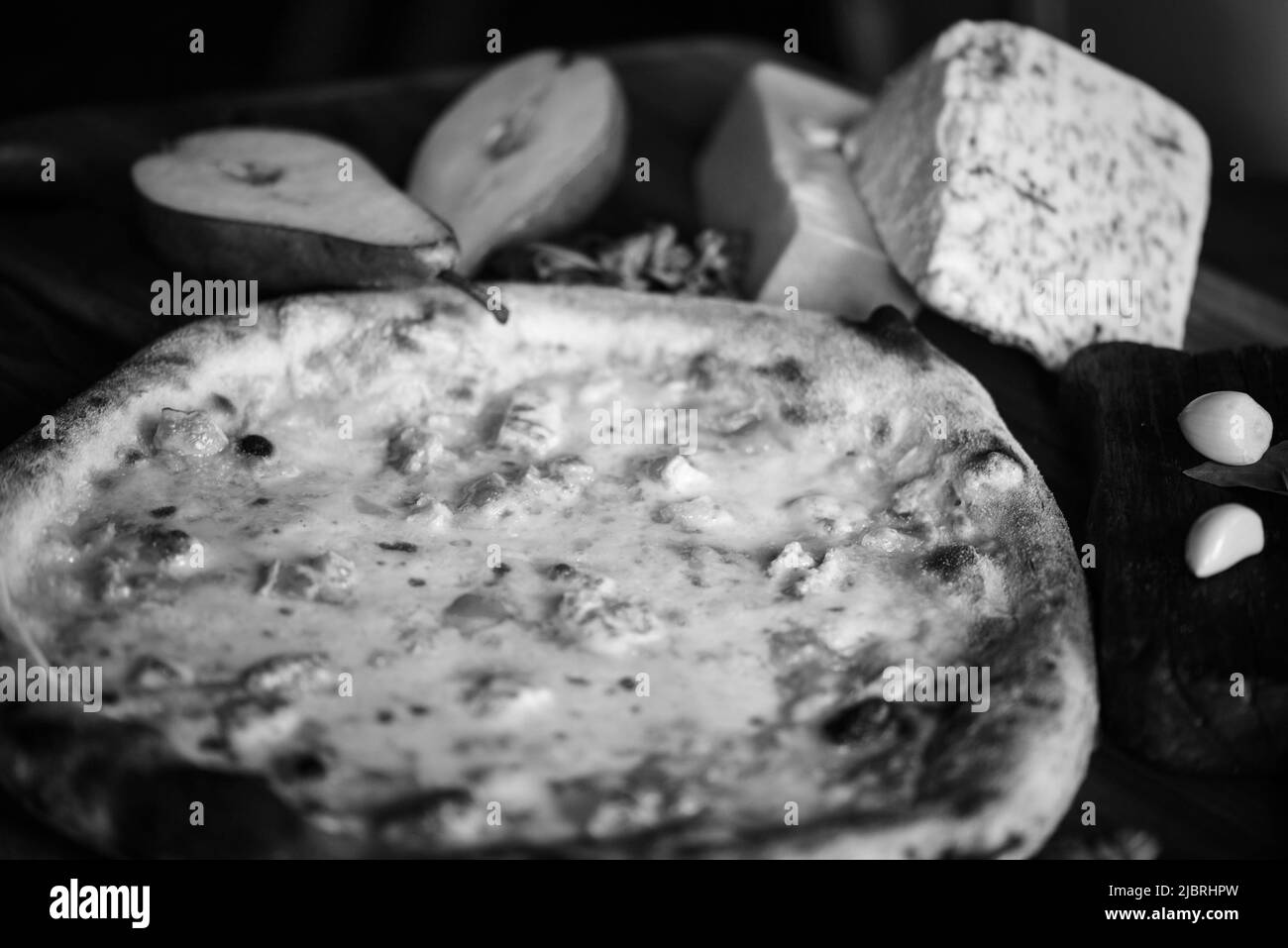 Deliziosa pizza italiana con ingredienti freschi Foto Stock