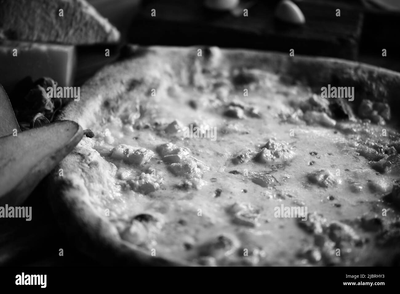 Deliziosa pizza italiana con ingredienti freschi Foto Stock