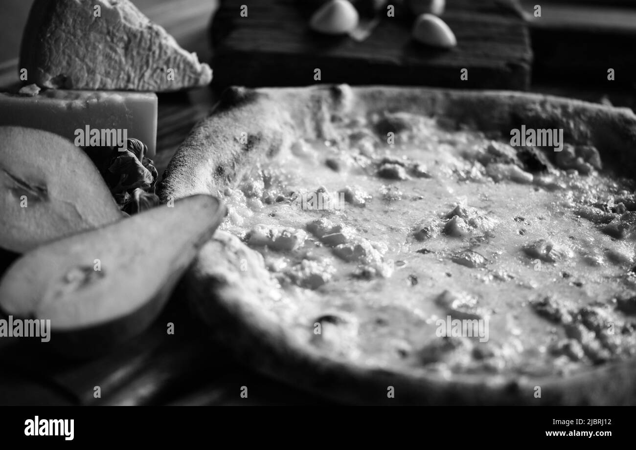 Deliziosa pizza italiana con ingredienti freschi Foto Stock
