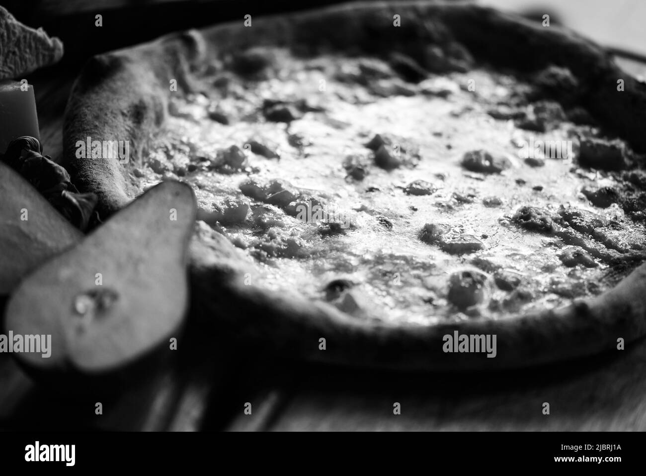 Deliziosa pizza italiana con ingredienti freschi Foto Stock