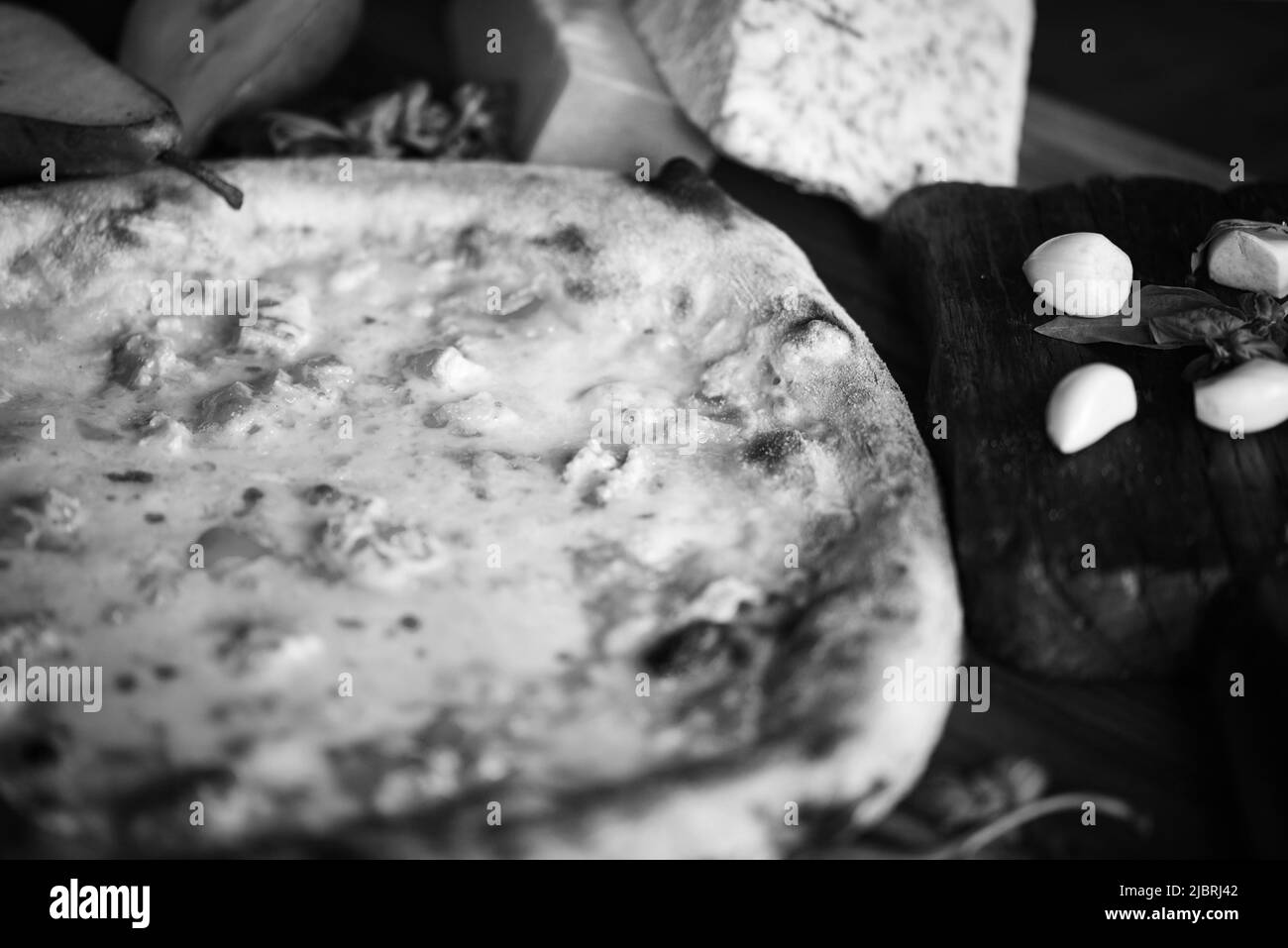 Deliziosa pizza italiana con ingredienti freschi Foto Stock