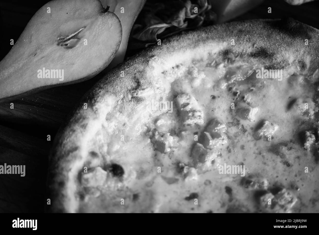 Deliziosa pizza italiana con ingredienti freschi Foto Stock