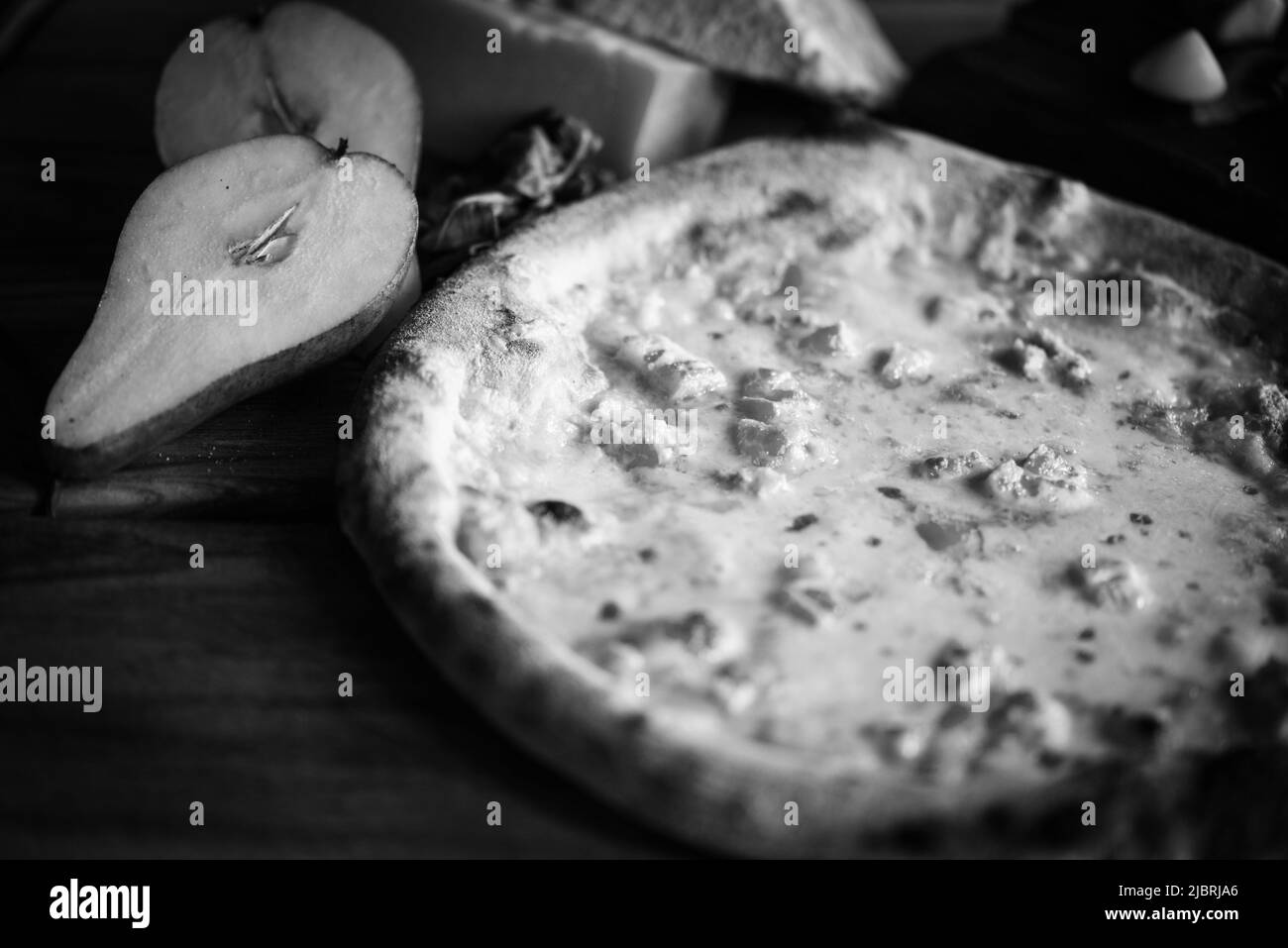 Deliziosa pizza italiana con ingredienti freschi Foto Stock