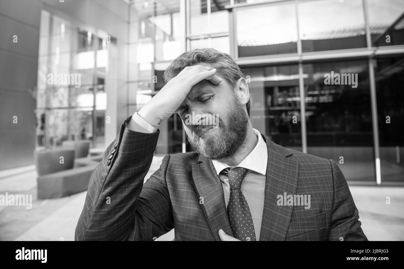 uomo d'affari frustrato in formalwear. problema di affari. uomo in vestito di affari tatto sollecitato Foto Stock