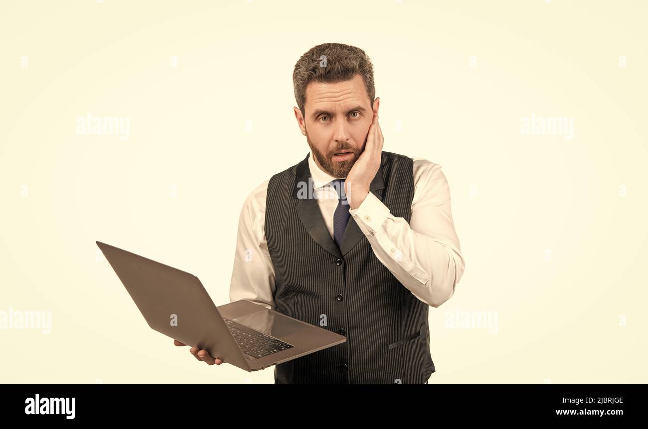 uomo d'affari confuso con notebook isolato su sfondo bianco, problema aziendale Foto Stock