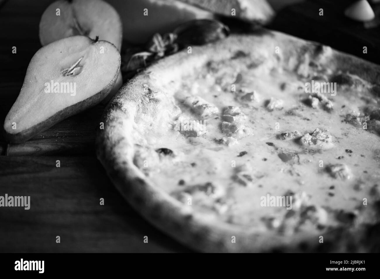Deliziosa pizza italiana con ingredienti freschi Foto Stock