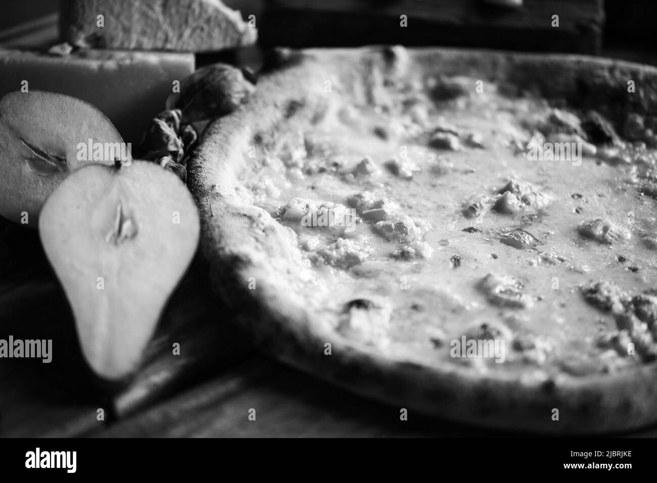 Deliziosa pizza italiana con ingredienti freschi Foto Stock