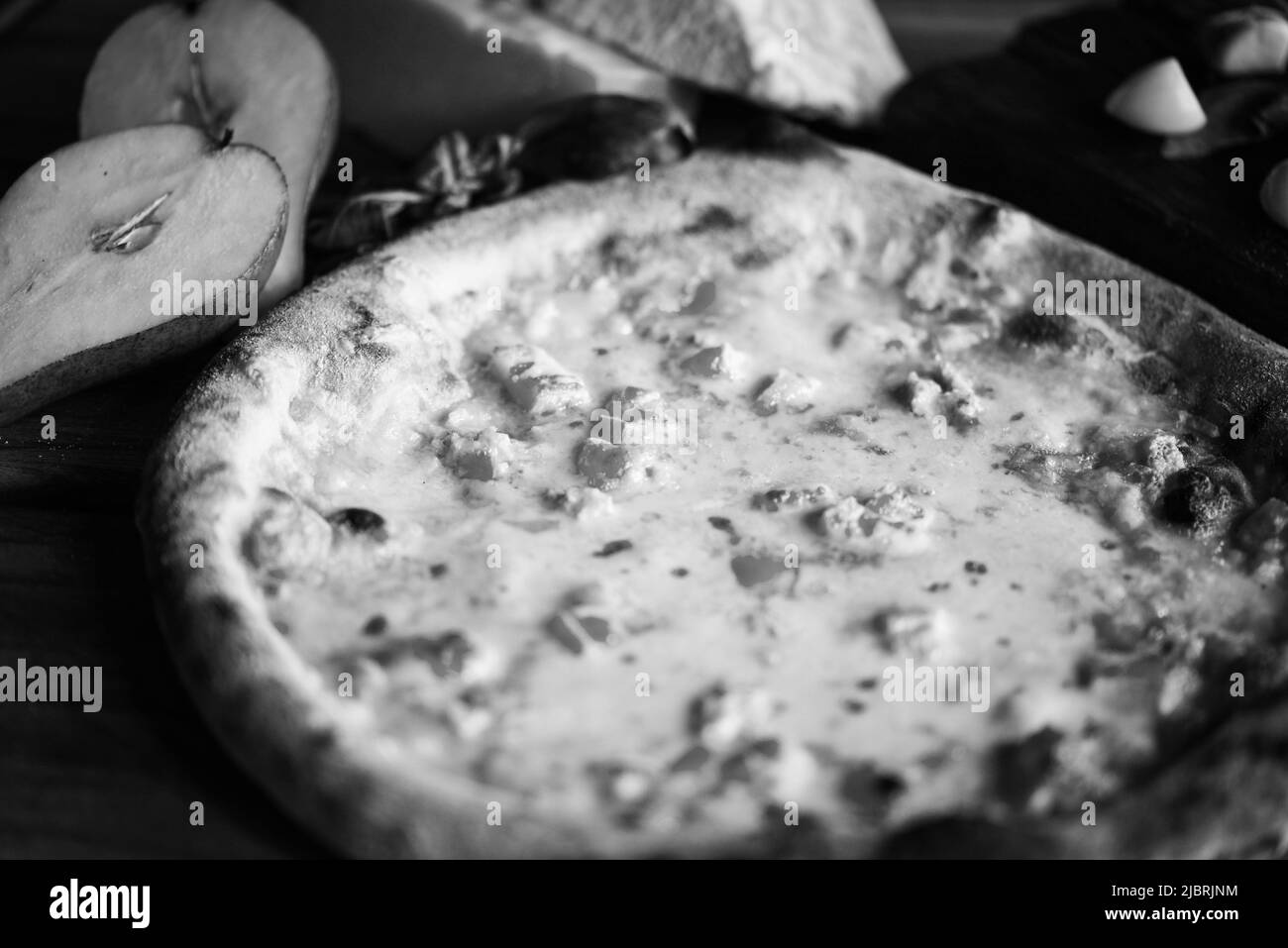Deliziosa pizza italiana con ingredienti freschi Foto Stock