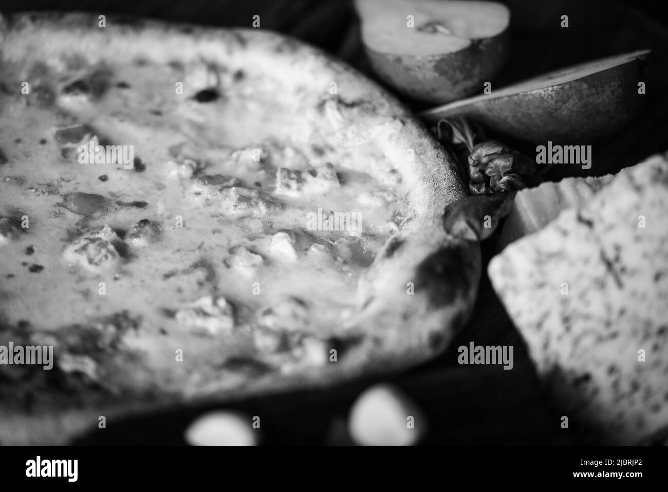 Deliziosa pizza italiana con ingredienti freschi Foto Stock