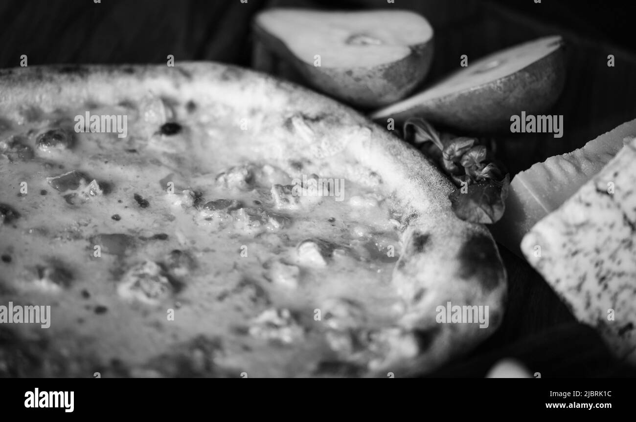 Deliziosa pizza italiana con ingredienti freschi Foto Stock