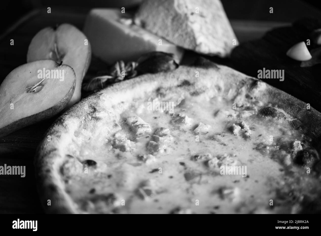 Deliziosa pizza italiana con ingredienti freschi Foto Stock