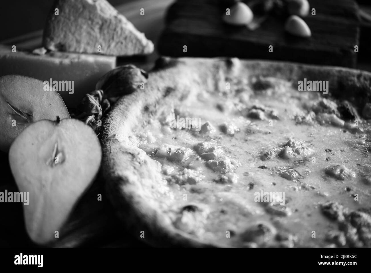 Deliziosa pizza italiana con ingredienti freschi Foto Stock