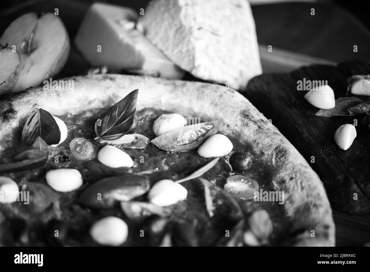 Deliziosa pizza italiana con ingredienti freschi Foto Stock