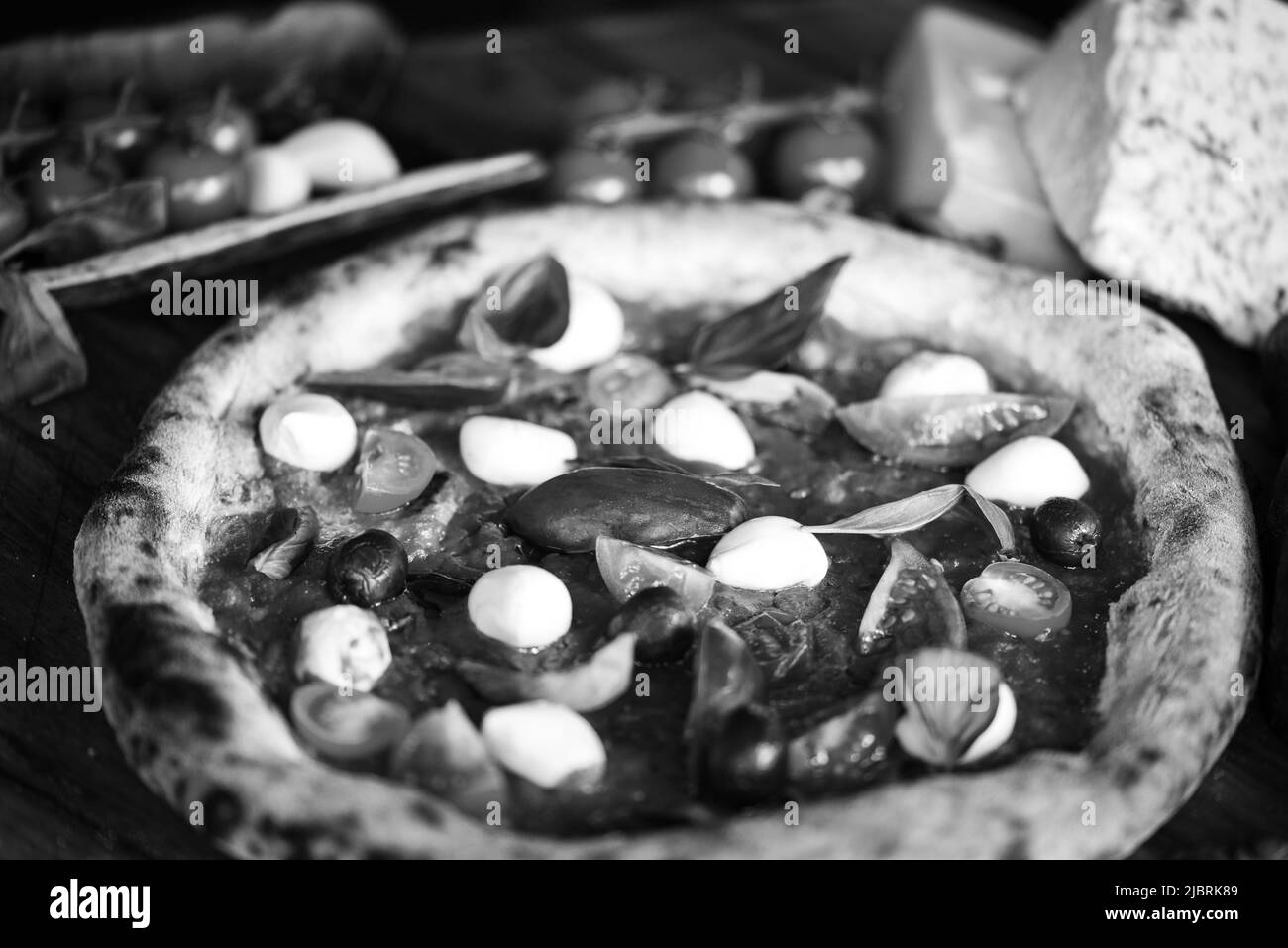 Deliziosa pizza italiana con ingredienti freschi Foto Stock