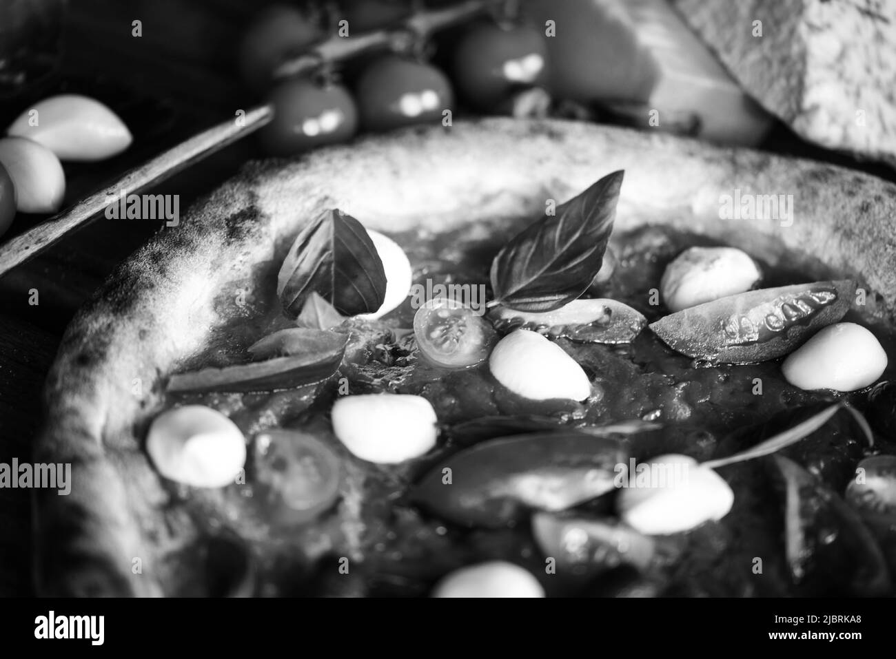 Deliziosa pizza italiana con ingredienti freschi Foto Stock