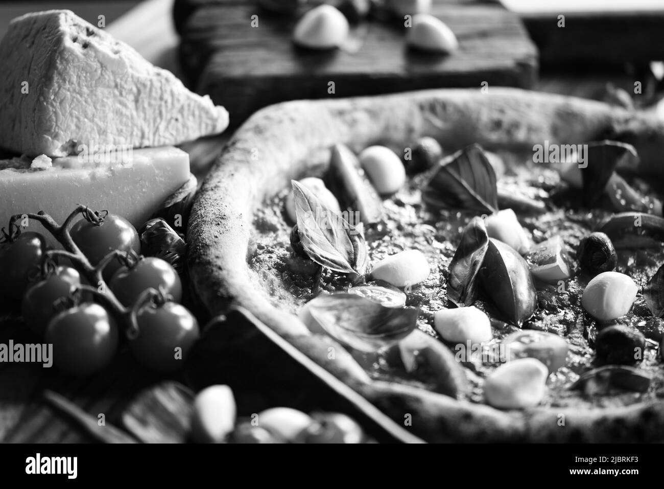 Deliziosa pizza italiana con ingredienti freschi Foto Stock