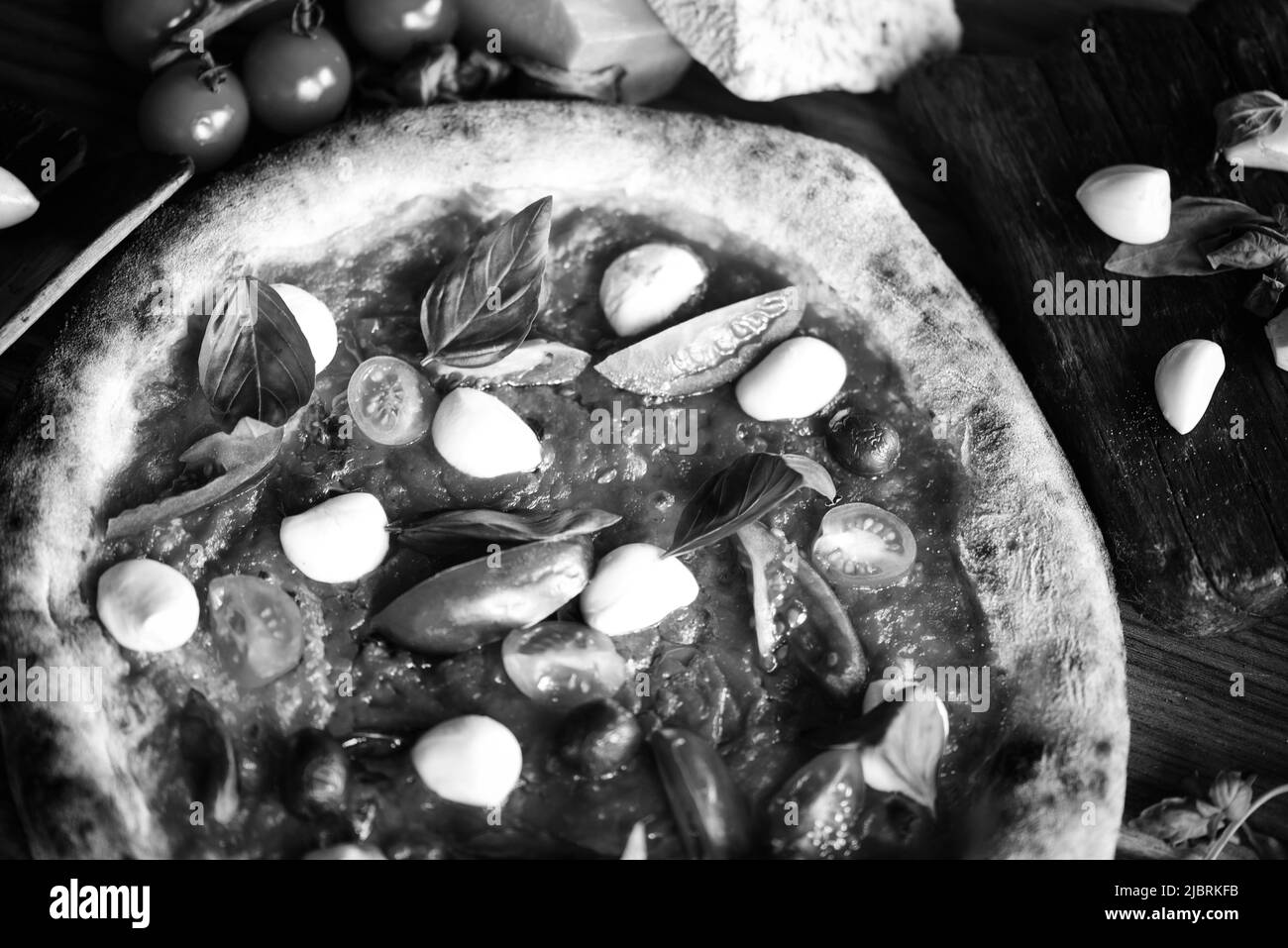 Deliziosa pizza italiana con ingredienti freschi Foto Stock