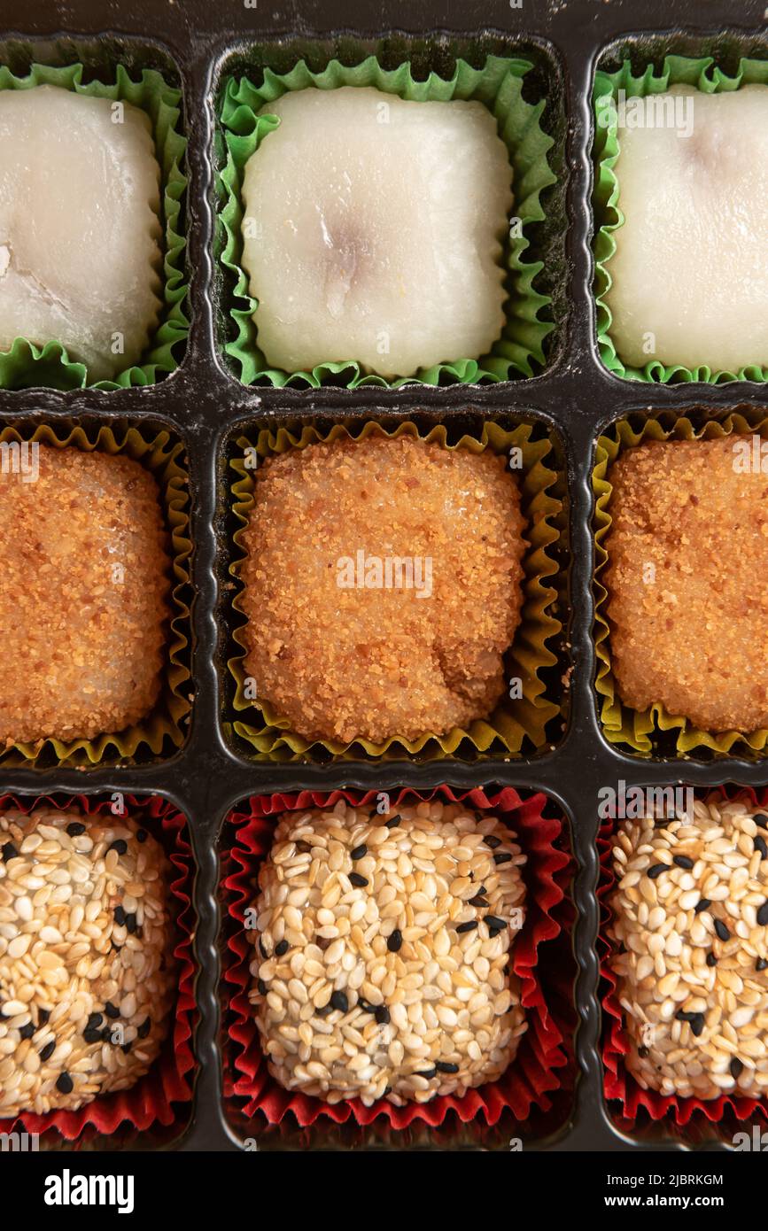 Dolci giapponesi Mochi in confezione di fabbrica su sfondo giallo. Foto Stock