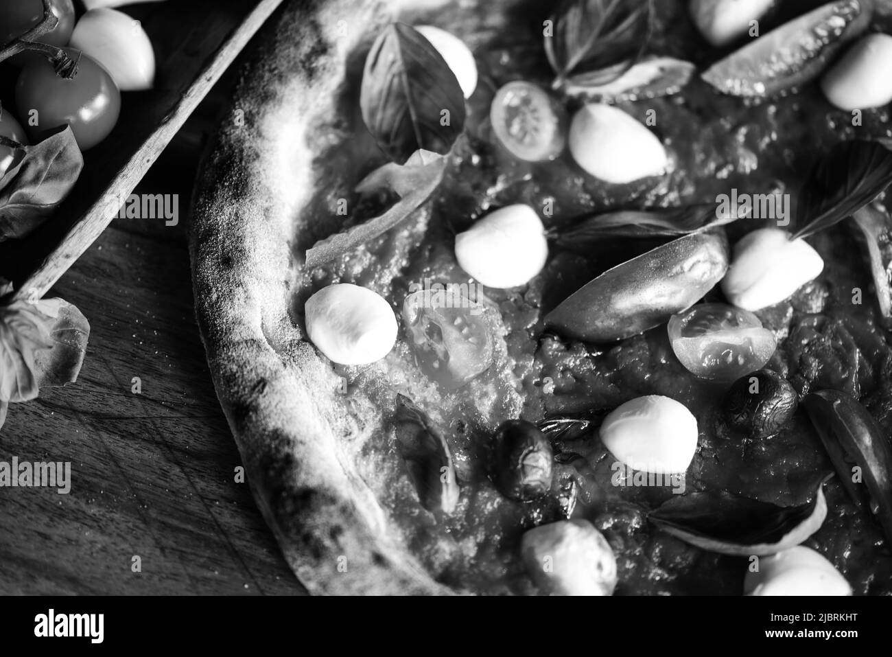 Deliziosa pizza italiana con ingredienti freschi Foto Stock
