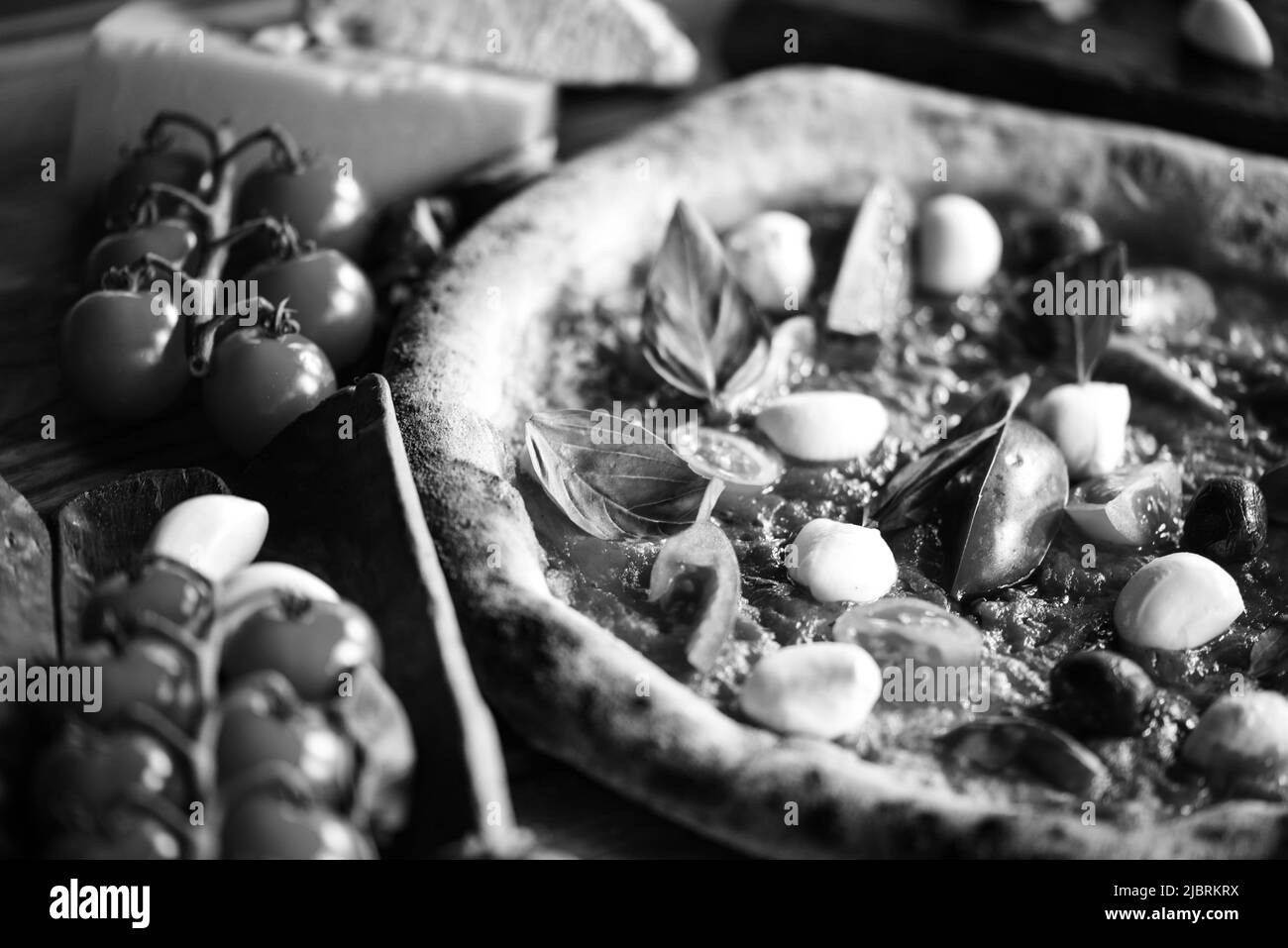 Deliziosa pizza italiana con ingredienti freschi Foto Stock