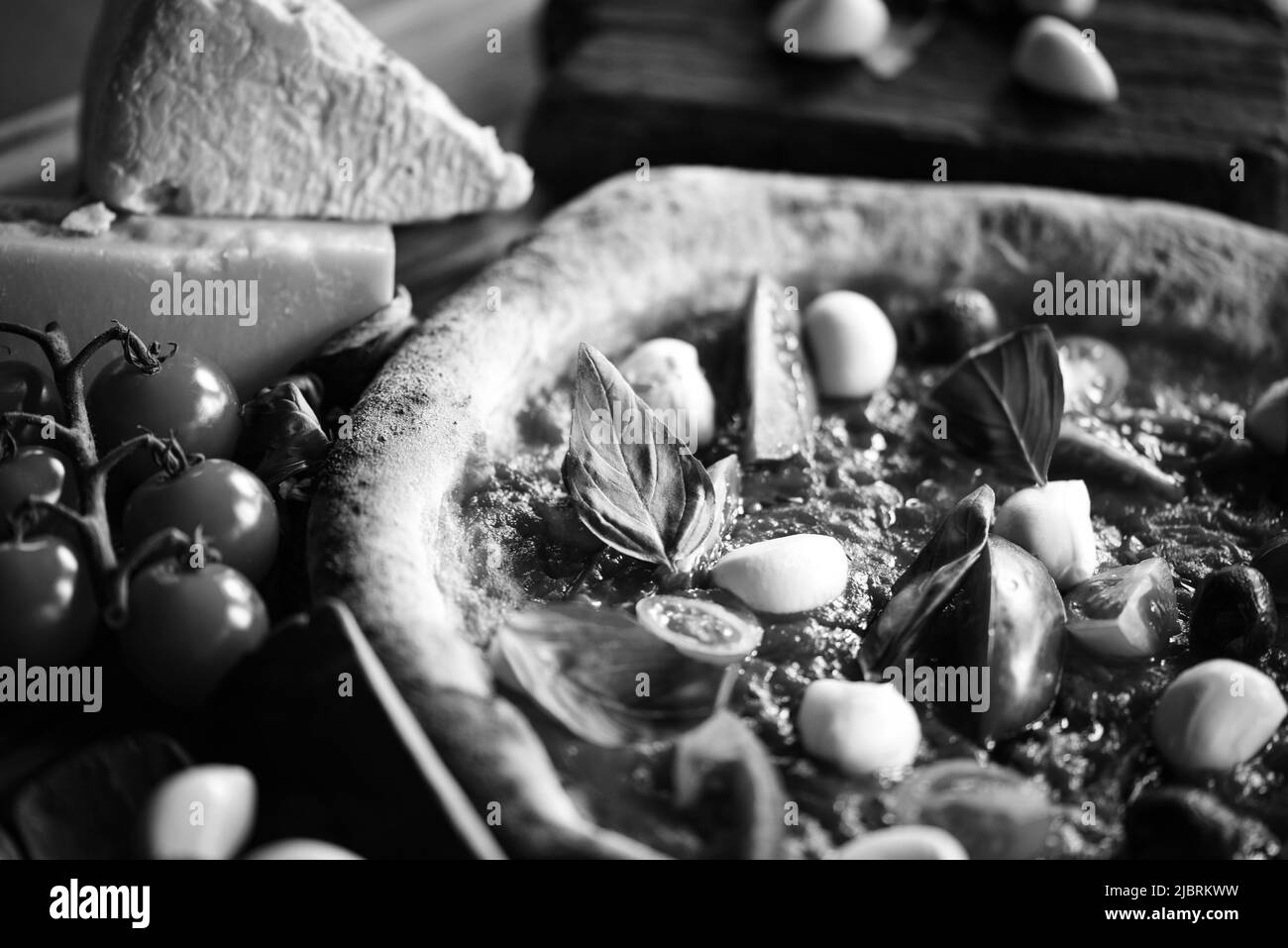 Deliziosa pizza italiana con ingredienti freschi Foto Stock