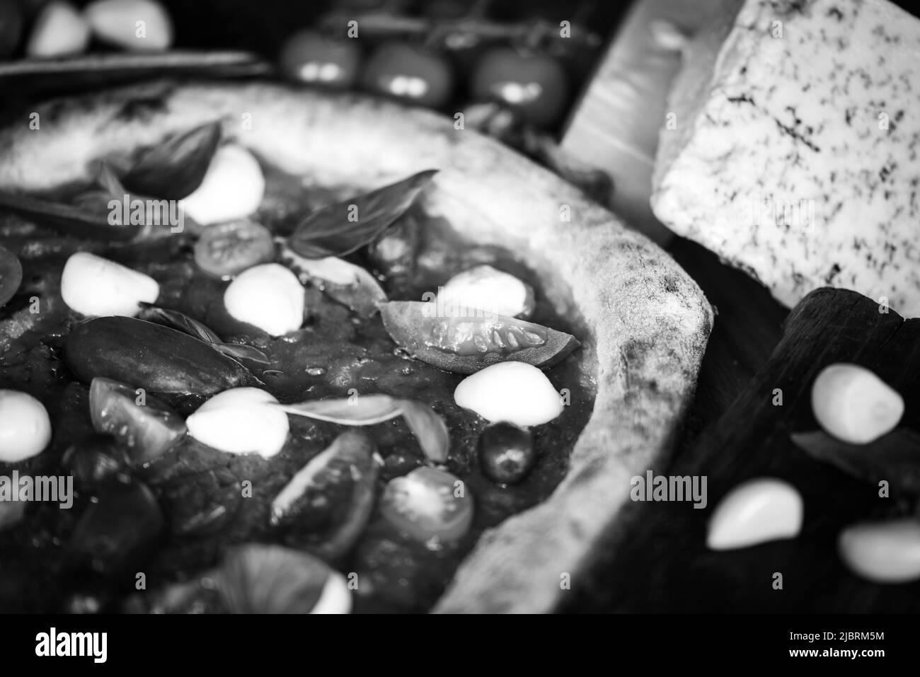 Deliziosa pizza italiana con ingredienti freschi Foto Stock