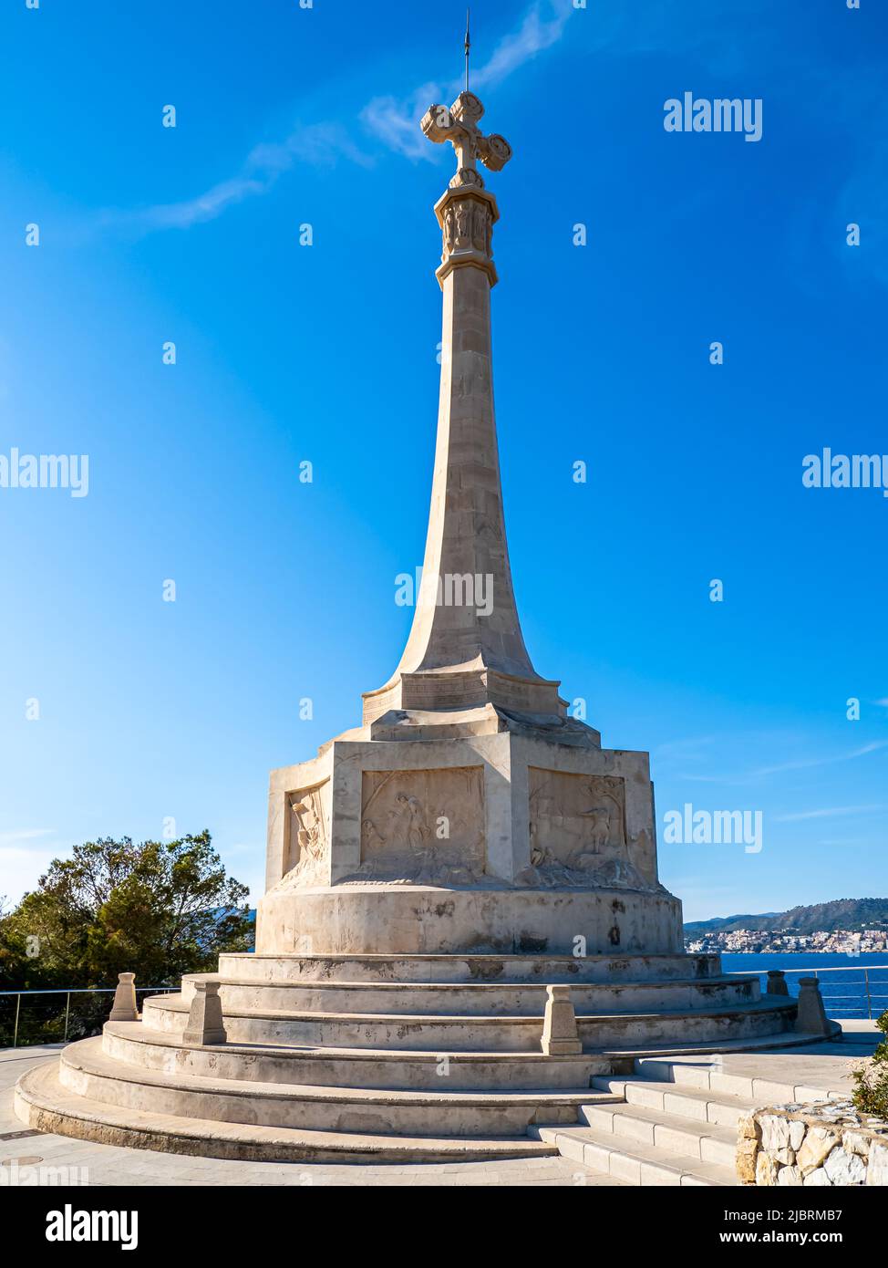 Vista ad angolo basso della statua commemorativa di Discovery Cross chiamata Cruz del Descubrimiento in onore della conquista vittoriosa di Maiorca di Re Jaume I. Foto Stock