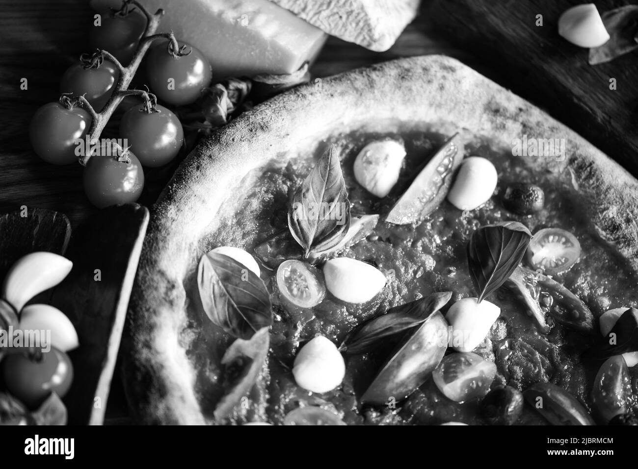Deliziosa pizza italiana con ingredienti freschi Foto Stock