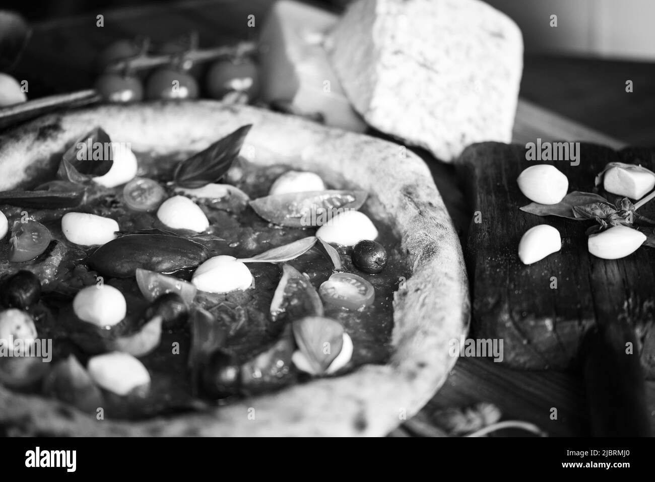 Deliziosa pizza italiana con ingredienti freschi Foto Stock