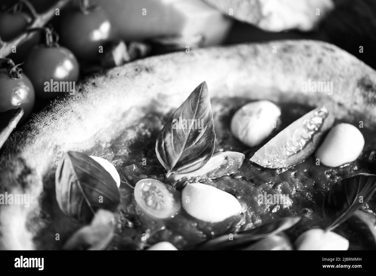 Deliziosa pizza italiana con ingredienti freschi Foto Stock