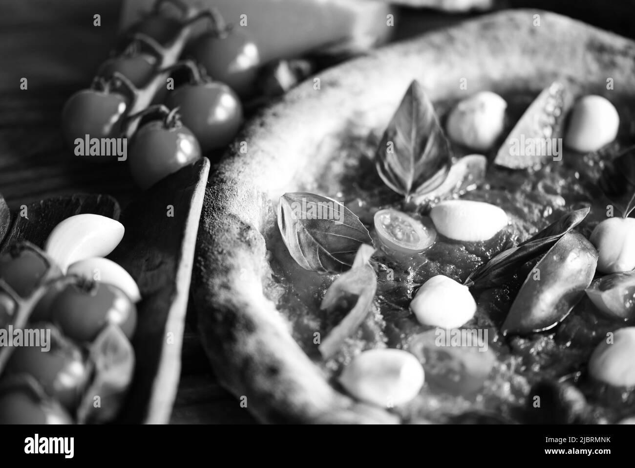 Deliziosa pizza italiana con ingredienti freschi Foto Stock
