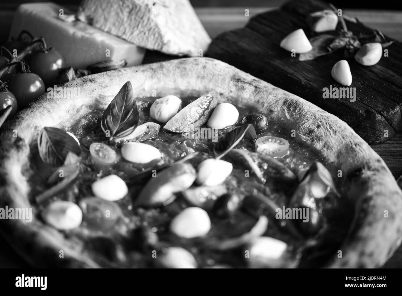 Deliziosa pizza italiana con ingredienti freschi Foto Stock