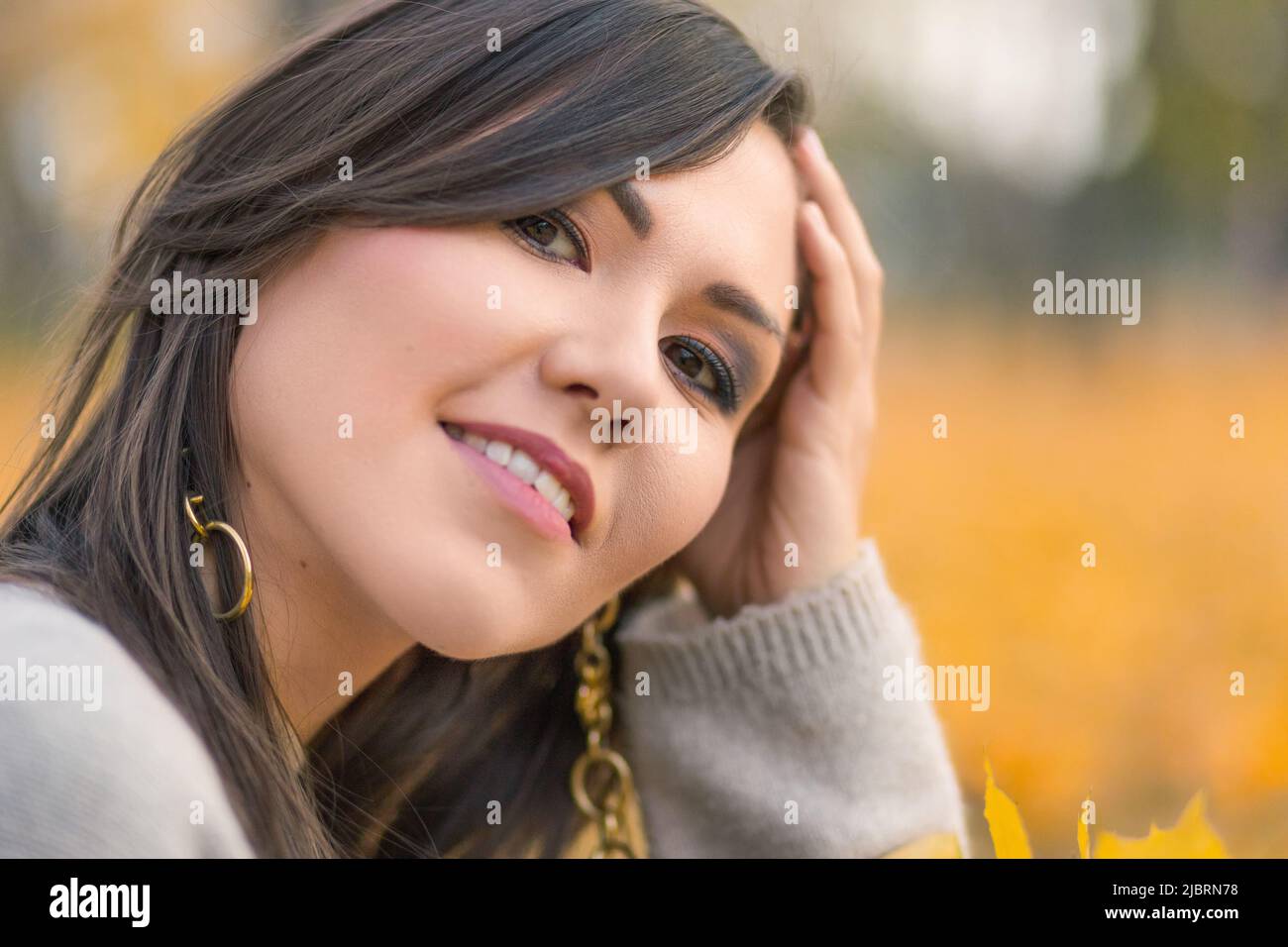Ritratto naturale da primo piano di una normale donna da corsa mista Foto Stock