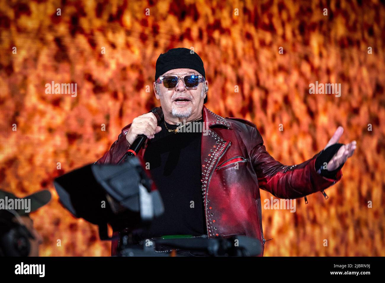 7 giugno 2022, Napoli, Italia: Oltre quarantacinque mila persone allo stadio Diego Armando Maradone per assistere ad un concerto della rock star Vasco. Vasco Rossi, detto semplicemente Vasco o con il soprannome Blasco, è un cantautore italiano, considerato uno dei maggiori esponenti della musica rock italiana. (Credit Image: © massimo Solimene/Pacific Press via ZUMA Press Wire) Foto Stock