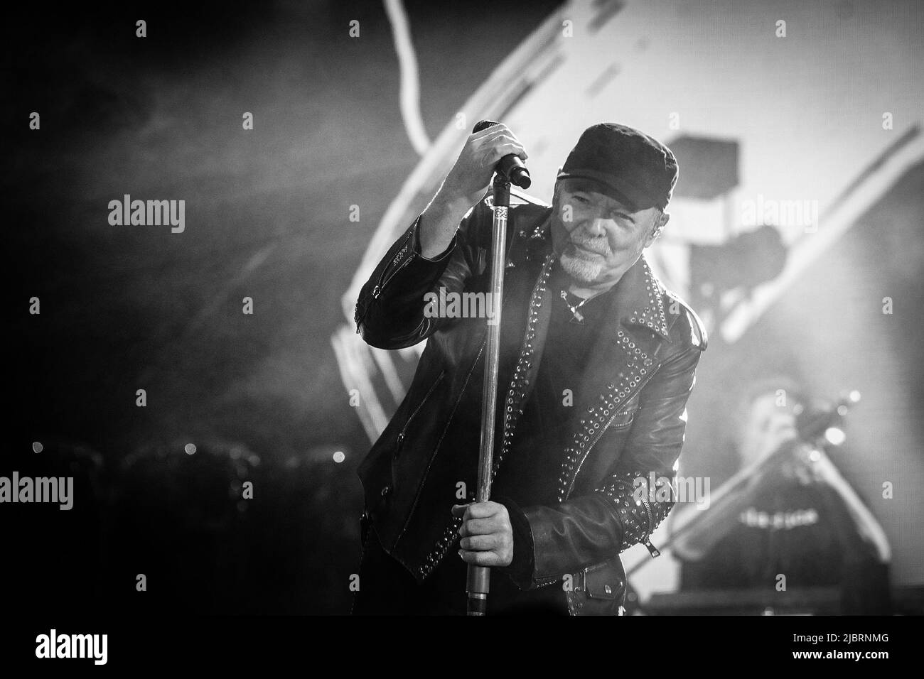 7 giugno 2022, Napoli, Italia: Oltre quarantacinque mila persone allo stadio Diego Armando Maradone per assistere ad un concerto della rock star Vasco. Vasco Rossi, detto semplicemente Vasco o con il soprannome Blasco, è un cantautore italiano, considerato uno dei maggiori esponenti della musica rock italiana. (Credit Image: © massimo Solimene/Pacific Press via ZUMA Press Wire) Foto Stock