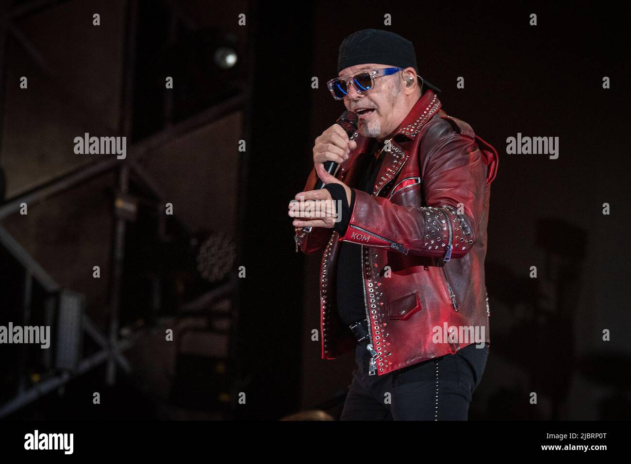 7 giugno 2022, Napoli, Italia: Oltre quarantacinque mila persone allo stadio Diego Armando Maradone per assistere ad un concerto della rock star Vasco. Vasco Rossi, detto semplicemente Vasco o con il soprannome Blasco, è un cantautore italiano, considerato uno dei maggiori esponenti della musica rock italiana. (Credit Image: © massimo Solimene/Pacific Press via ZUMA Press Wire) Foto Stock