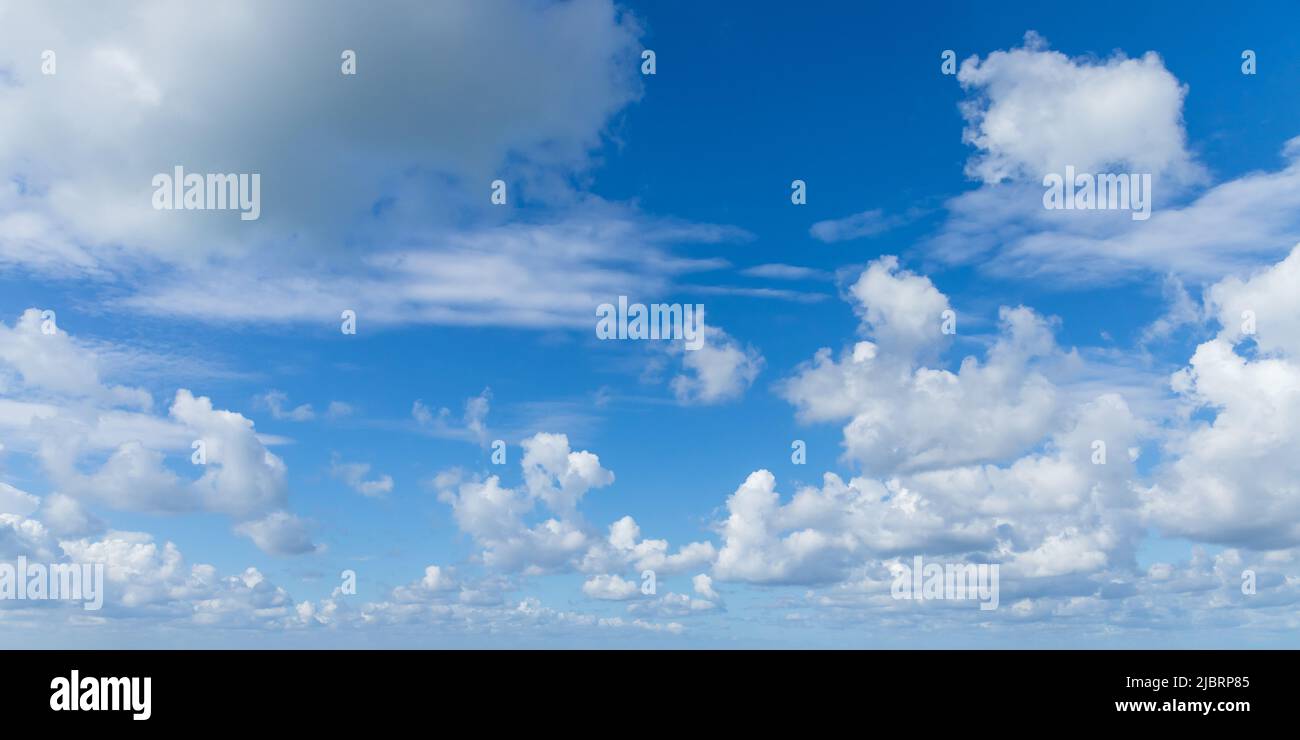 Cielo blu con diversi tipi di nuvole durante il giorno. Sfondo panoramico della foto Foto Stock