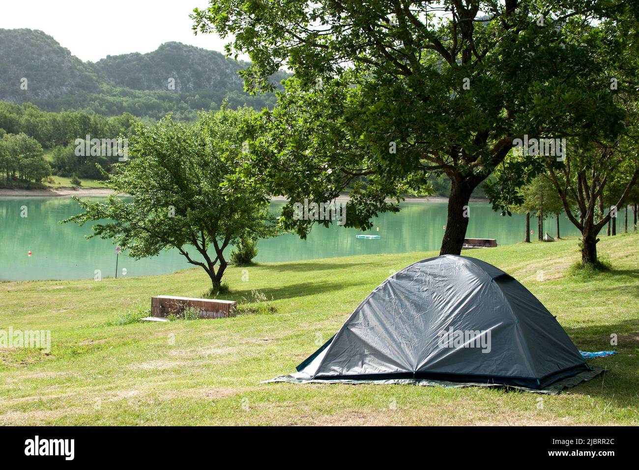 Camping tenda sulle rive del Lago di Castel San Vincenzo, un lago  artificiale di color turchese che fa parte dell'Oasi Mainarde all'interno  del Parco Nazionale di AB Foto stock - Alamy