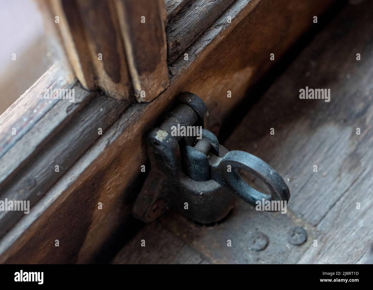 Vecchia serratura per finestre in rame Foto Stock