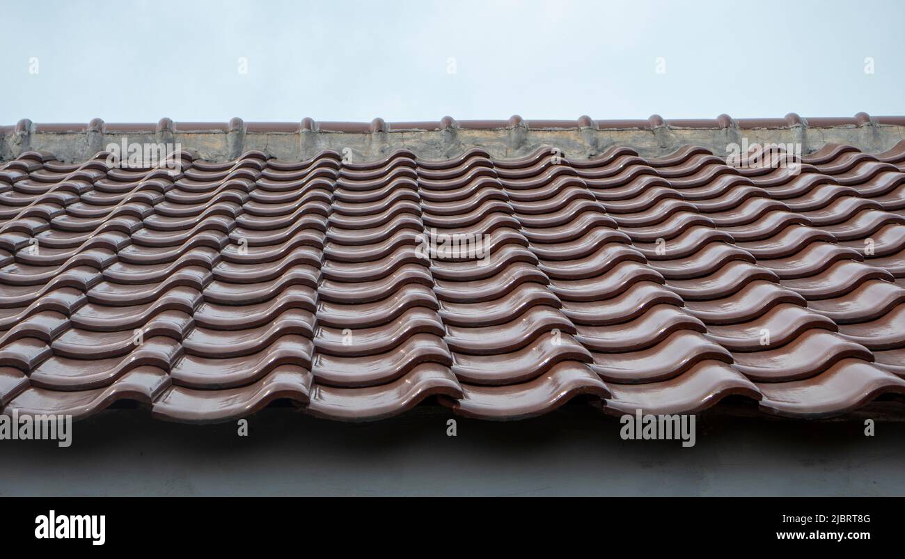 Costruzione del tetto della casa con sfondo cielo Foto Stock