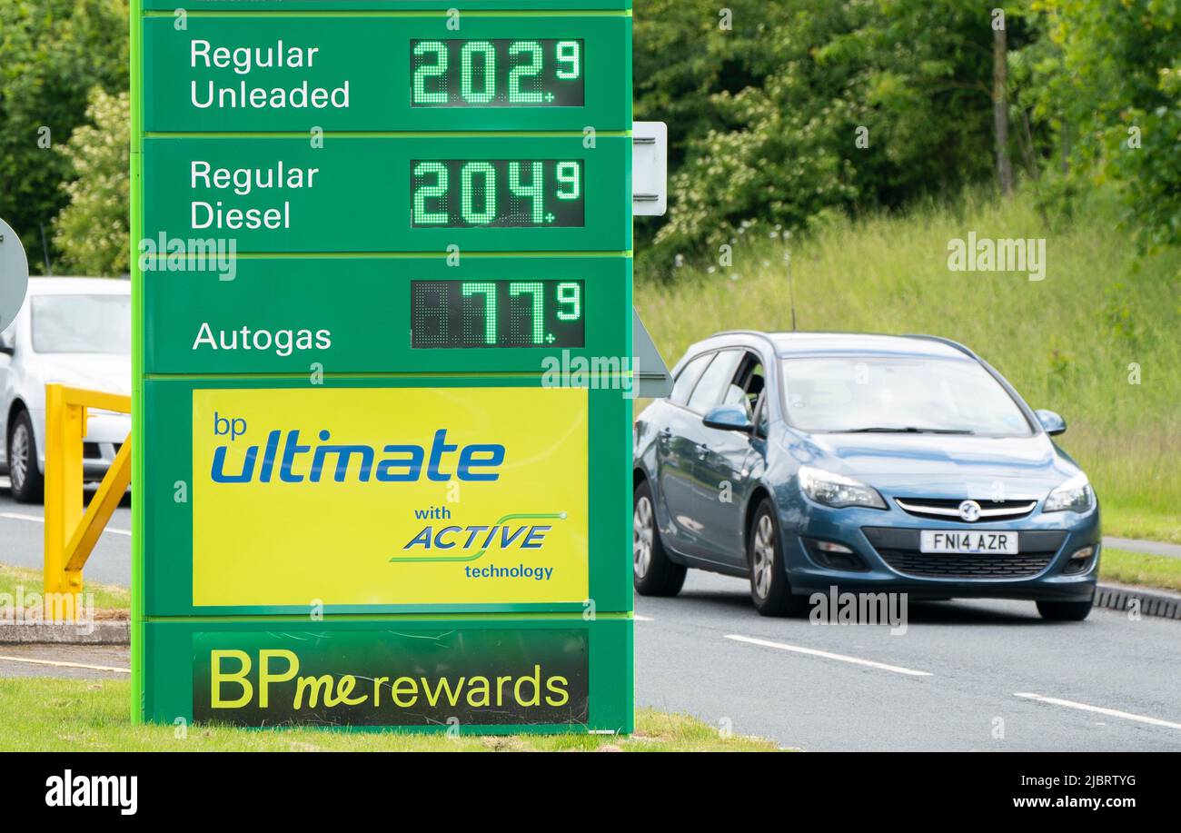 I prezzi della benzina a Wetherby Services, in quanto il costo medio per il rifornimento di benzina di una tipica autovettura di famiglia potrebbe superare i £100 per la prima volta. Data foto: Mercoledì 8 giugno 2022. Foto Stock