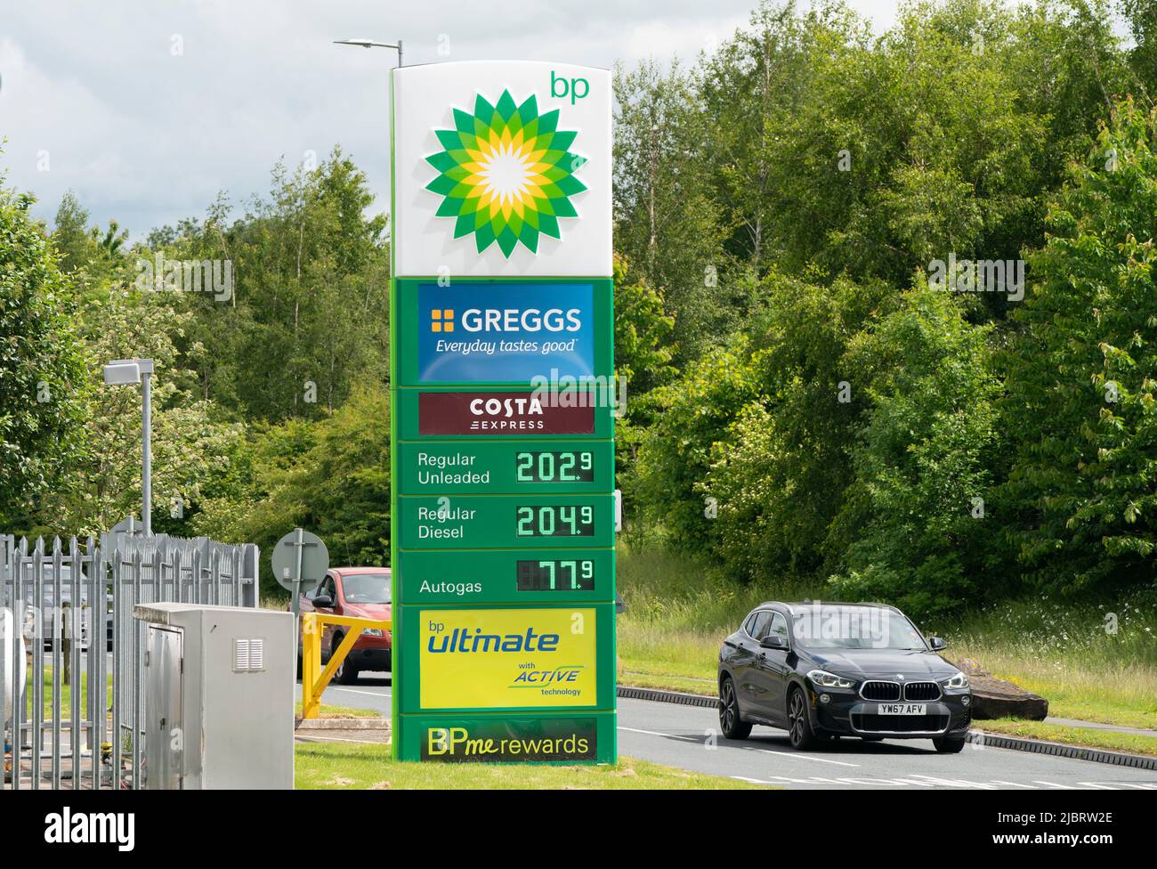 I prezzi della benzina a Wetherby Services, in quanto il costo medio per il rifornimento di benzina di una tipica autovettura di famiglia potrebbe superare i £100 per la prima volta. Data foto: Mercoledì 8 giugno 2022. Foto Stock