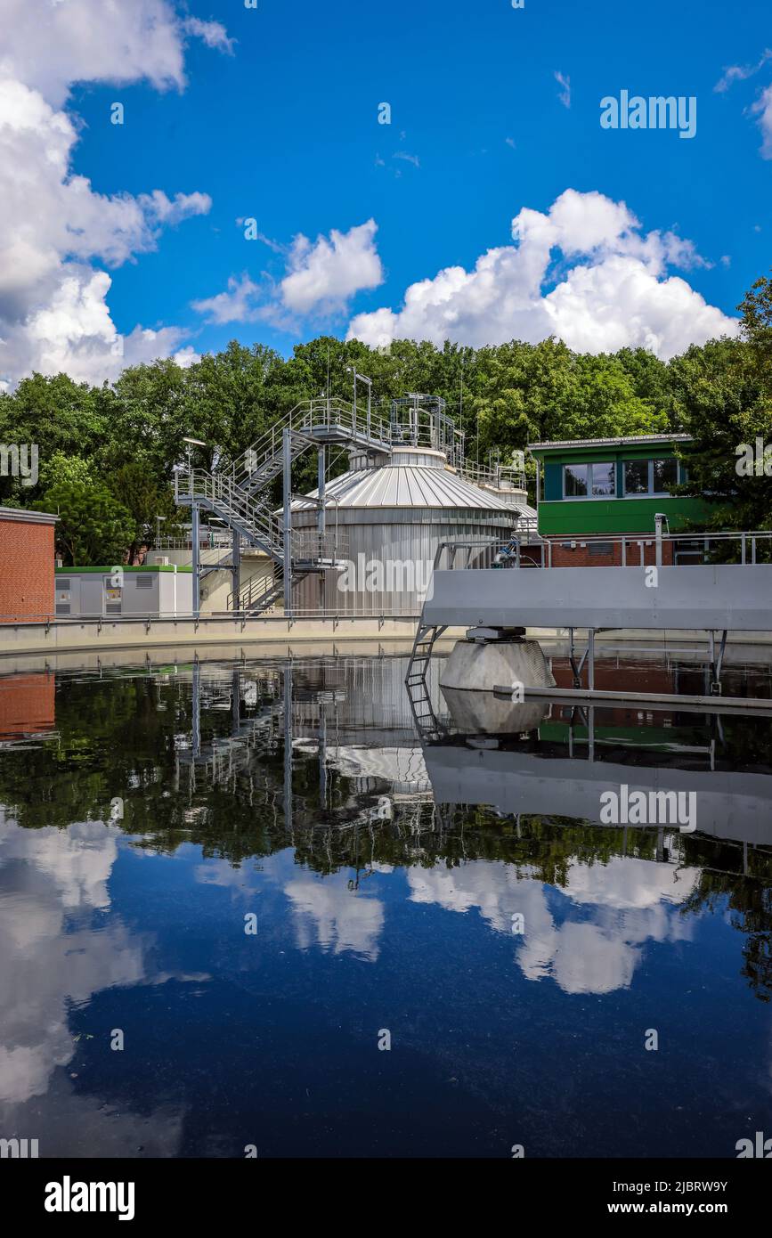 Voerde, Niederrhein, Nordrhein-Westfalen, Germania - impianto di trattamento delle acque reflue Voerde, trattamento delle acque reflue nel pla di trattamento delle acque reflue modernizzato Foto Stock