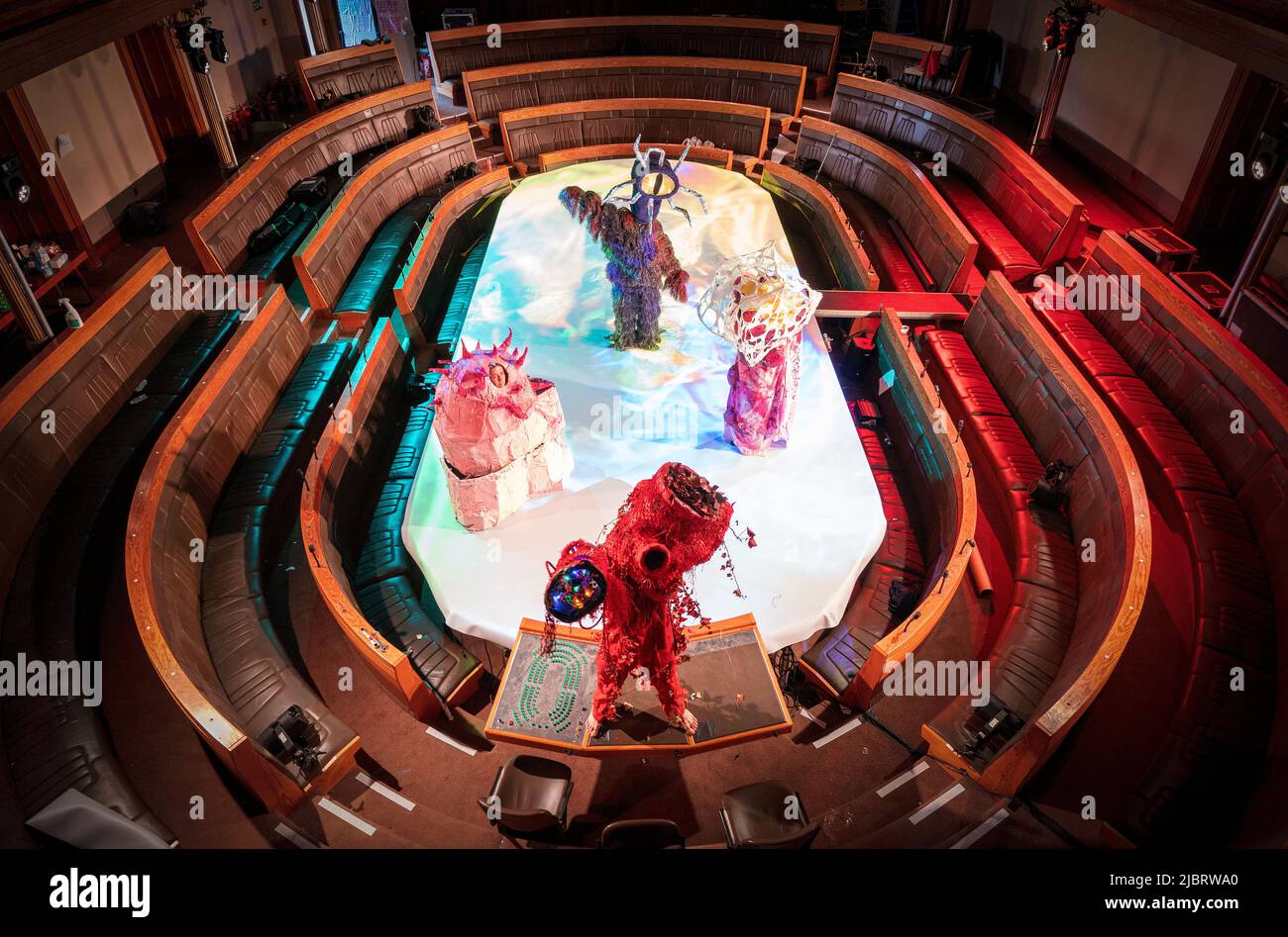 Maschera rendere collettivo Vomiton mostra le loro creazioni più grandi della vita all'interno della Old Royal High School, Edimburgo, per il festival della porta nascosta che inizia il 9 giugno. Data foto: Mercoledì 8 giugno 2022. Foto Stock