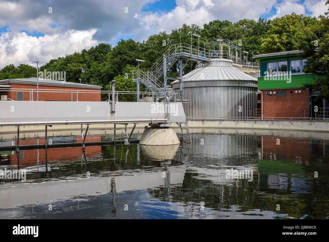 Voerde, Niederrhein, Nordrhein-Westfalen, Germania - impianto di trattamento delle acque reflue Voerde, trattamento delle acque reflue nel pla di trattamento delle acque reflue modernizzato Foto Stock